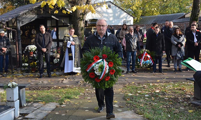 A Magyar Nemzeti Tanács nevében Ternovác István koszorúzott